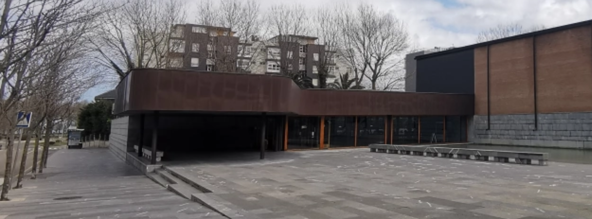 vista entrada principal palacio exposiciones invierno 