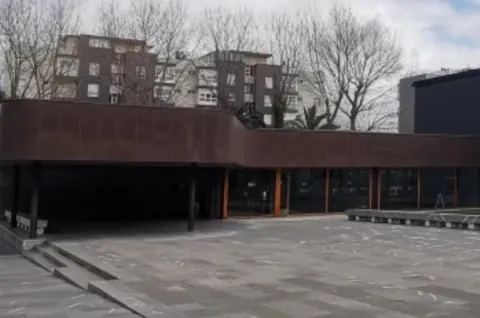 vista entrada principal palacio exposiciones invierno des